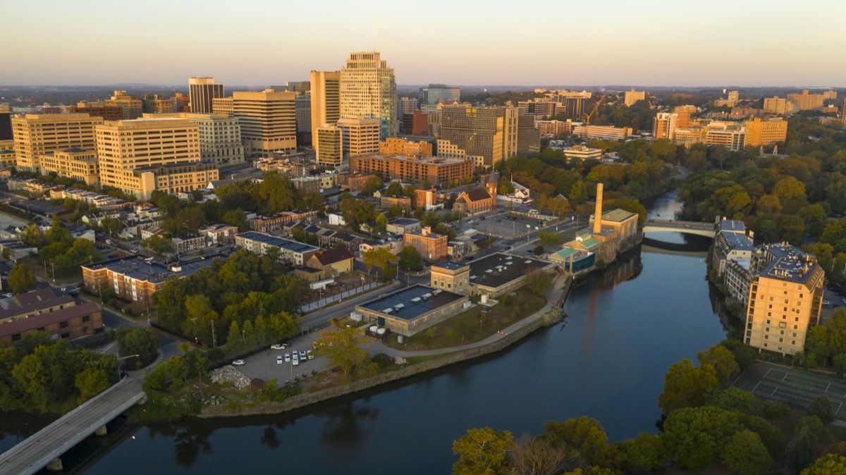 Telített kora reggeli fény éri Wilmington Delaware belvárosának épületeit és építészetét