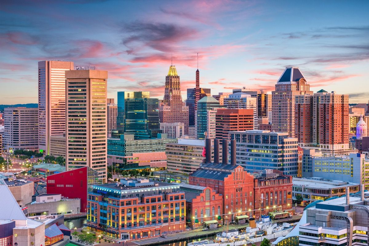 Baltimore, Maryland, Verenigde Staten Skyline over de Inner Harbor in de schemering.