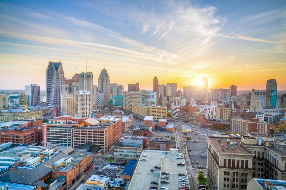 Въздушен изглед на центъра на Детройт по залез в Мичиган, САЩ