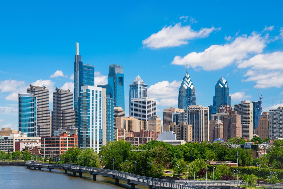 Philadelphia sentrum skyline med blå himmel og hvit sky