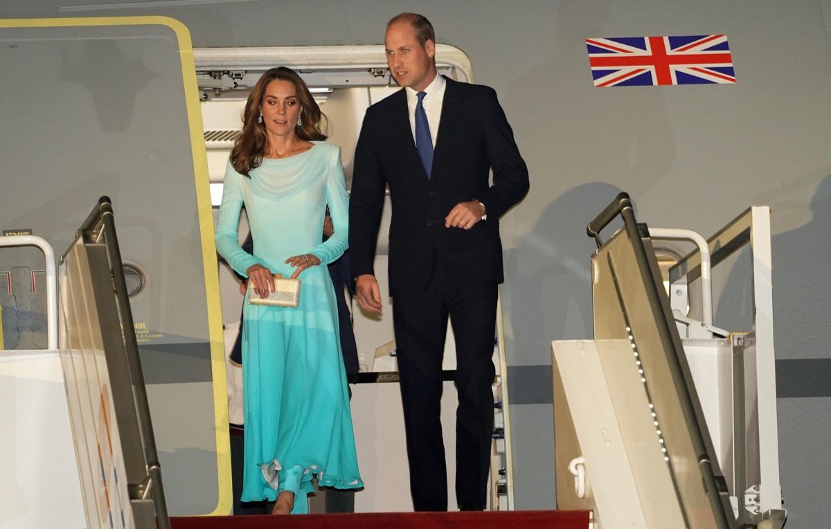 Kate Middleton kandis Pakistanis Catherine Walkeri disainilahendusi austusavaldusena printsess Dianale