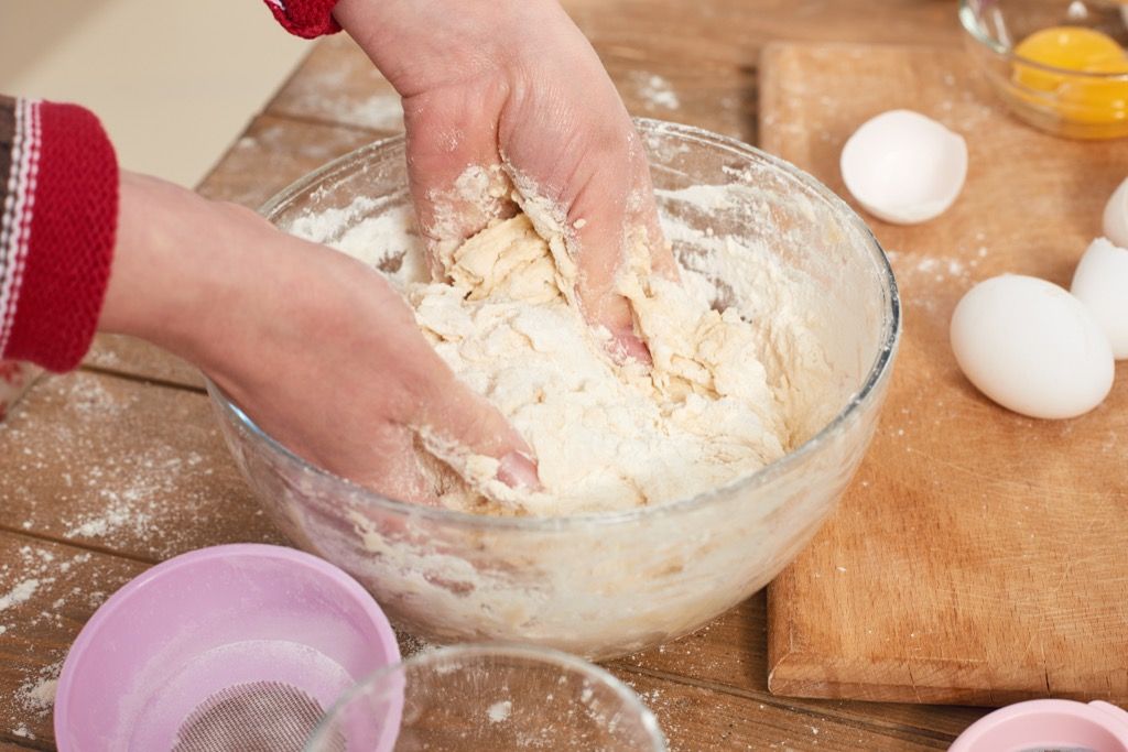 La personne cuit et façonne la pâte