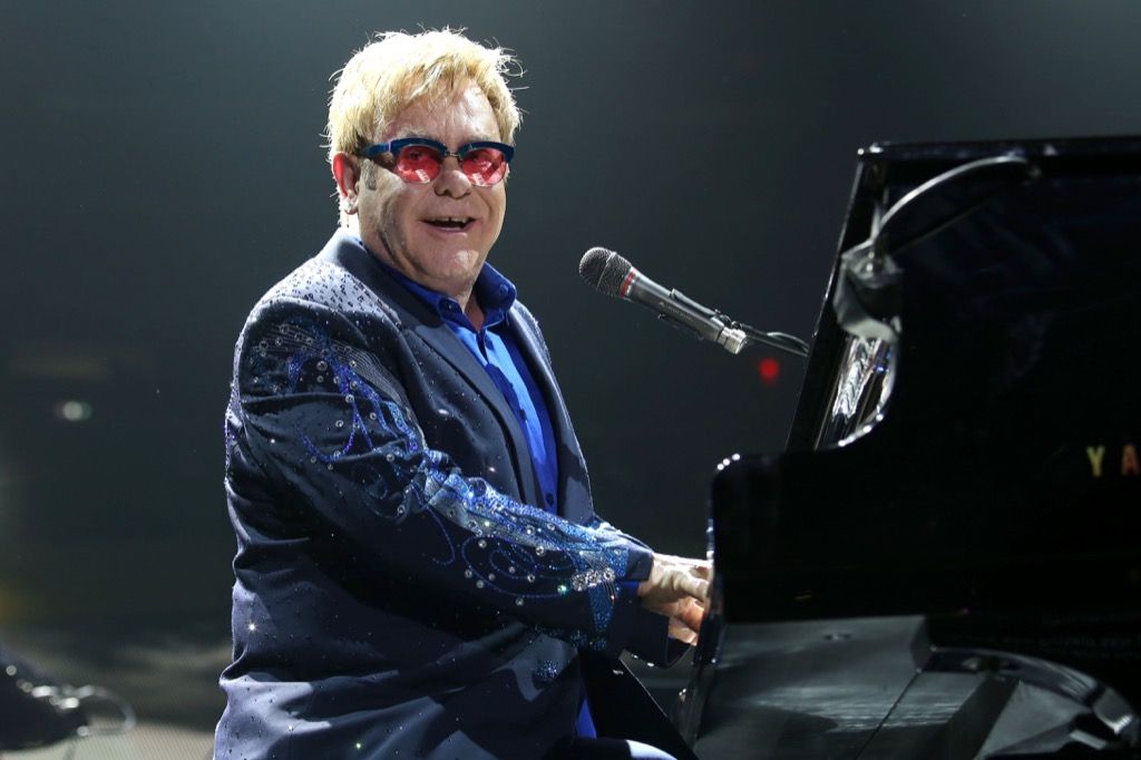 Si Elton John ay nasaktan kay Prince Philip kasama ng kanyang mga kontrobersyal na sandali