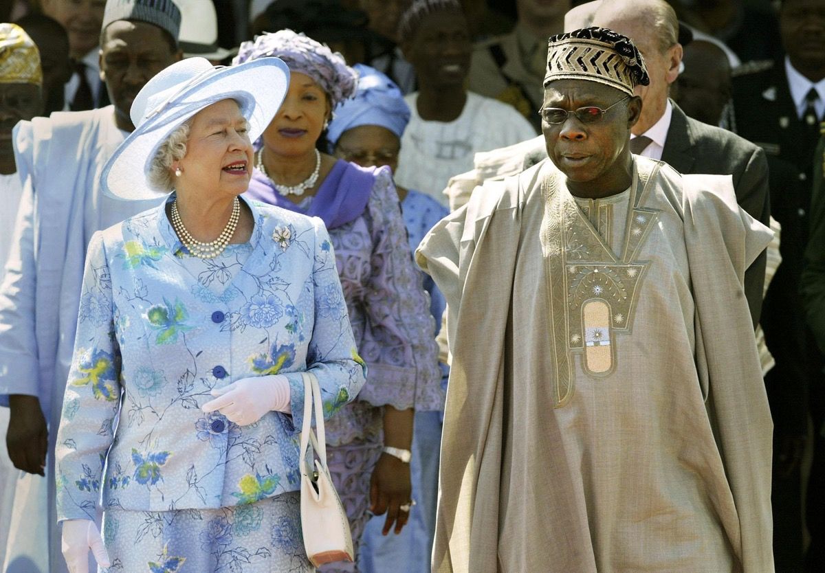Dronning Elizabeth II blir eskortert av Nigerias president Olusegun Obasanjo som prins Philip fornærmet blant kontroversielle øyeblikk