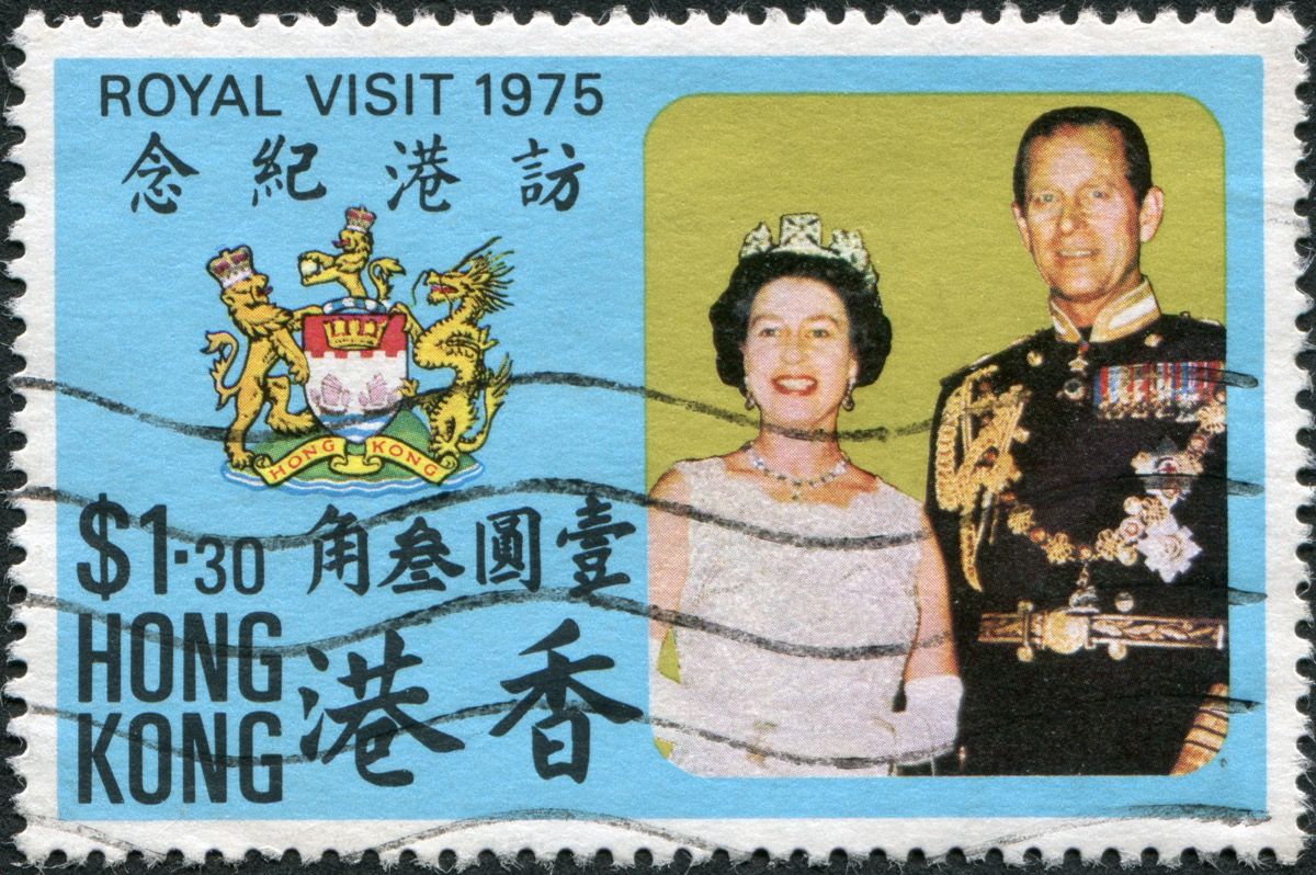 Μια σφραγίδα που εκτυπώθηκε στο Χονγκ Κονγκ αφιερωμένη στην επίσκεψη της βασίλισσας Ελισάβετ Β 