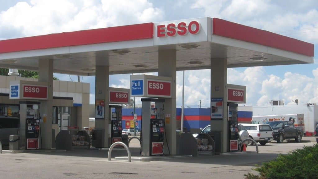 Esso bensinstation {märken med olika namn utomlands}