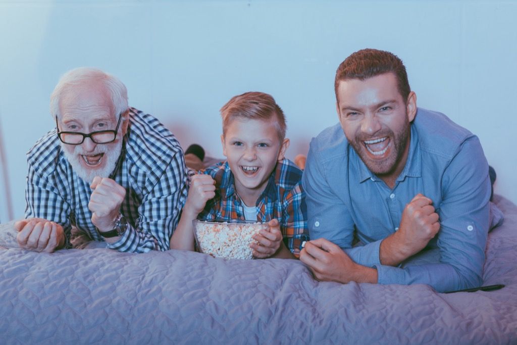 grand-père père et fils regardant un film