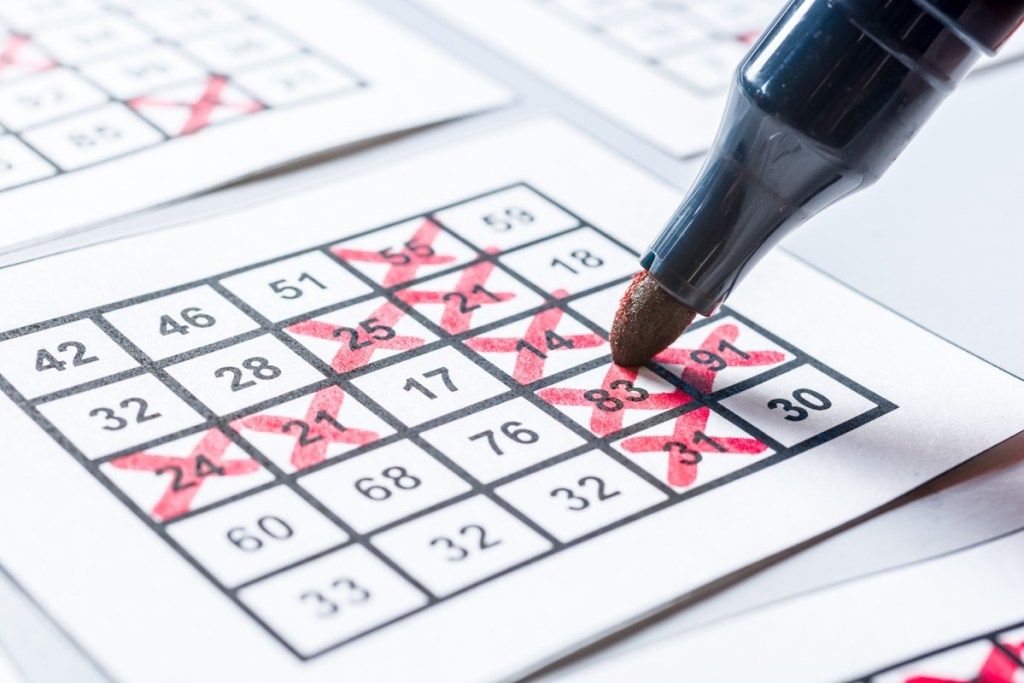 karta bingo z czerwonym x, 40 rzeczy dla osób starszych