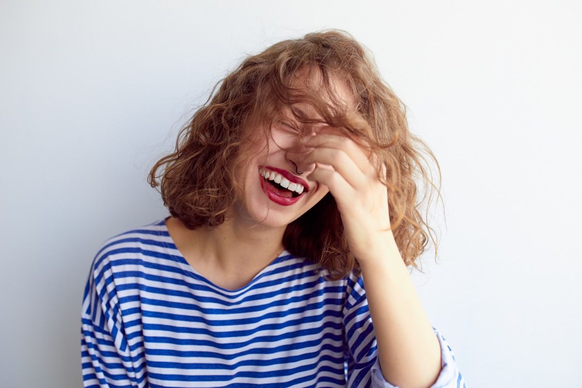 mujer riendo para si misma, como se llaman bromas