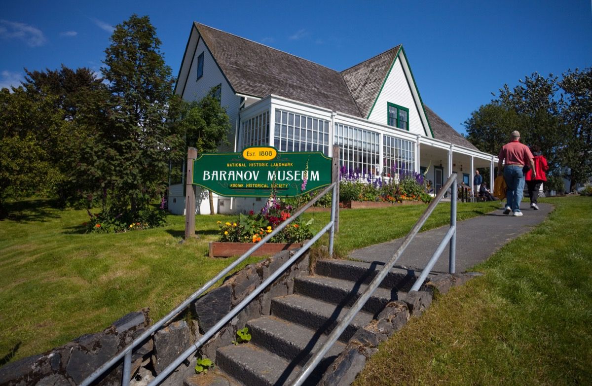 C52YYC Turister besøger Baranov Museum i Erskine House en solskinsdag i Kodiak, det sydvestlige Alaska, sommer