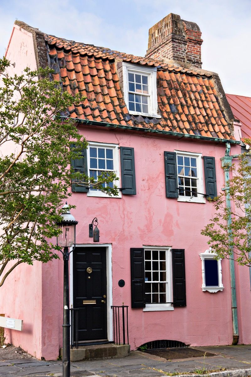 FWRHNE Little Pink Shell-hus på Chalmers Street i det historiska distriktet Charleston, South Carolina