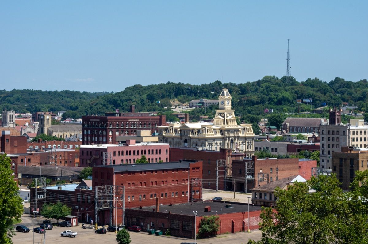 pogled s visokog kuta na grad Zanesville, Ohio.