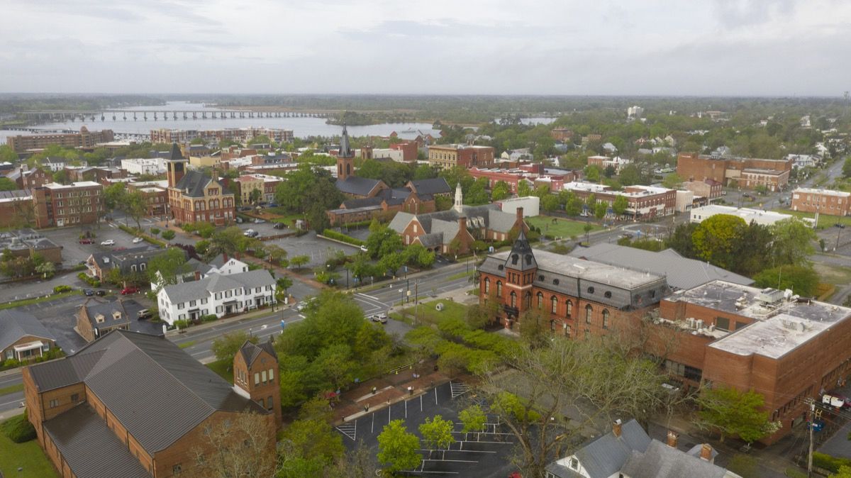 New Bern North Carolina ตั้งอยู่บนแม่น้ำ Neuse และเป็นเมืองหลวงแห่งแรกของรัฐ