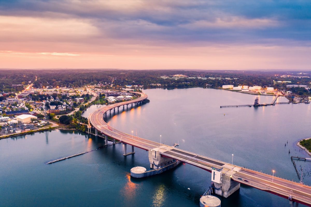 Мост через залив Каско проходит через реку Фор, соединяющую Южный Портленд и Портленд в штате Мэн.