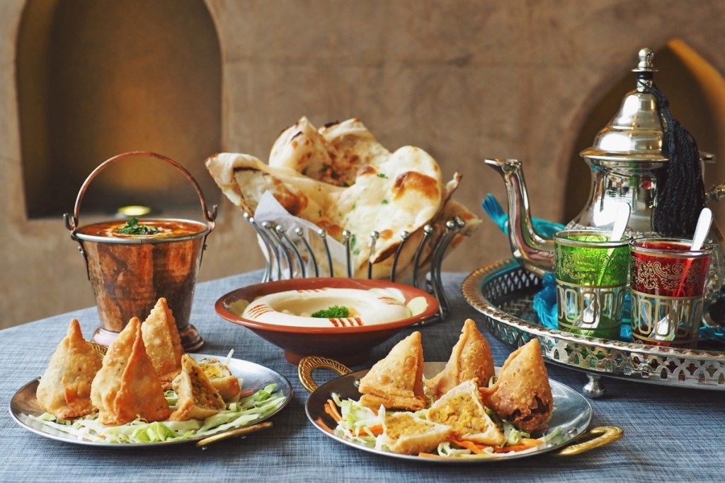 Vakariņas, kas izplatītas ar Samosas Ramadan