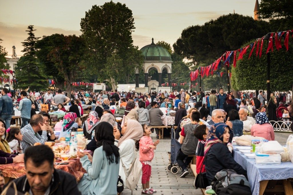Egy nagy iftar étkezés a ramadánhoz