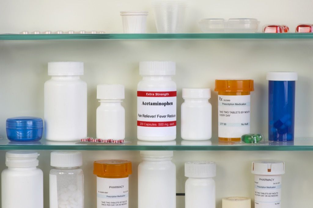 acetaminofeno ir kitų tablečių butelių vaistų spintelėje, patarimai tėvams
