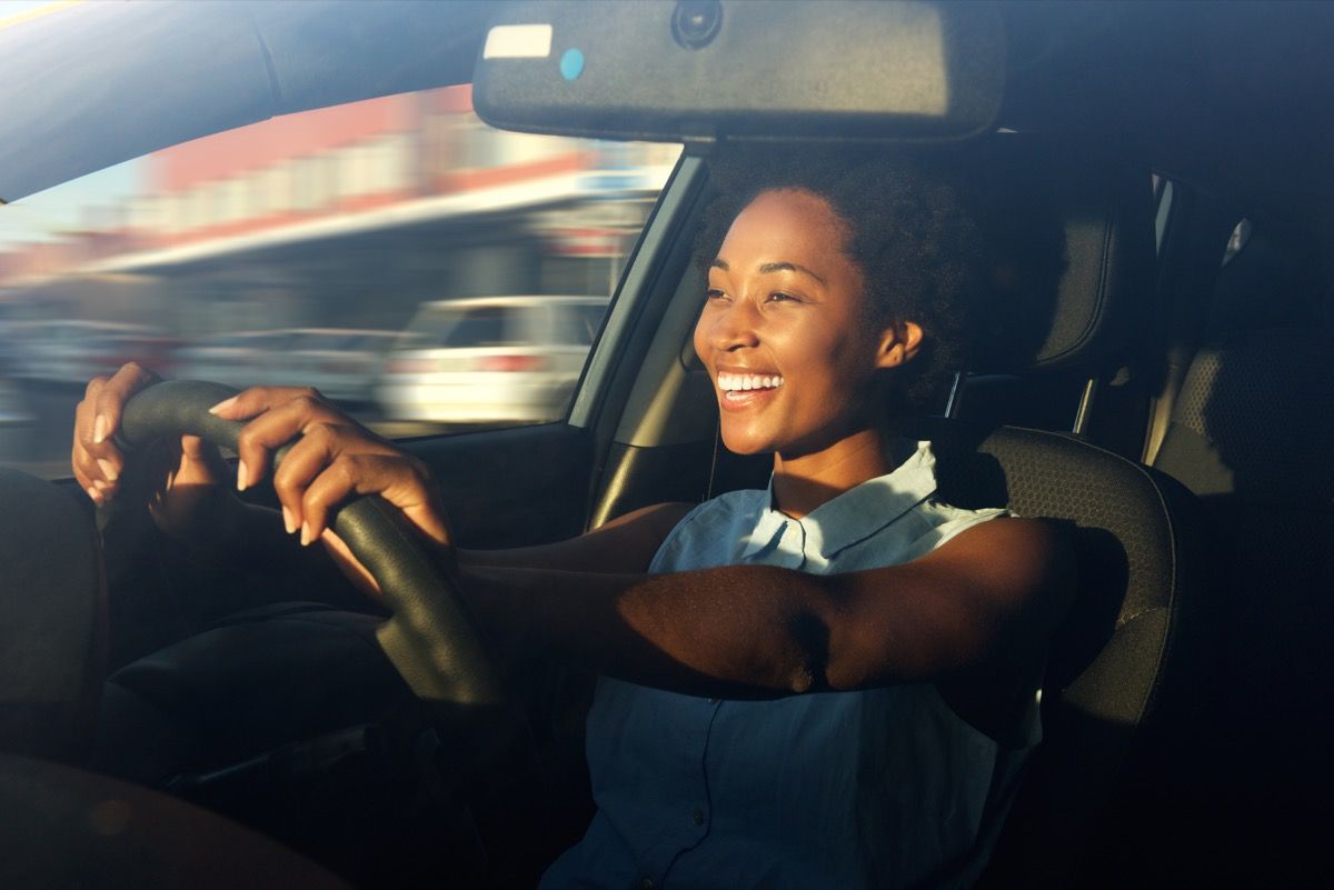 moteris šypsosi važiuodama mašina