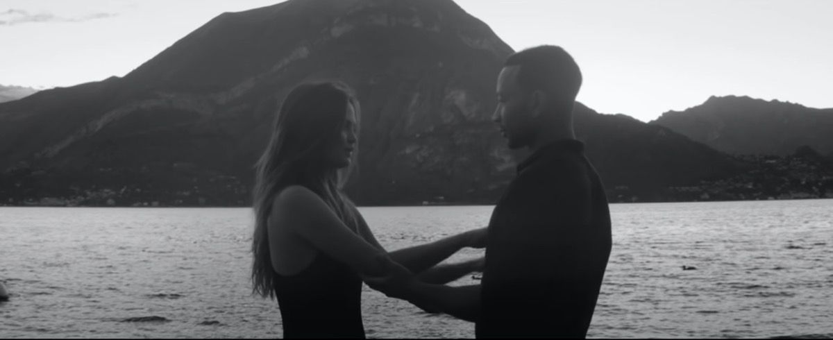 मिरांडा लैम्बर्ट और उसके पति ने नए संगीत वीडियो में रोमांटिकता प्राप्त की