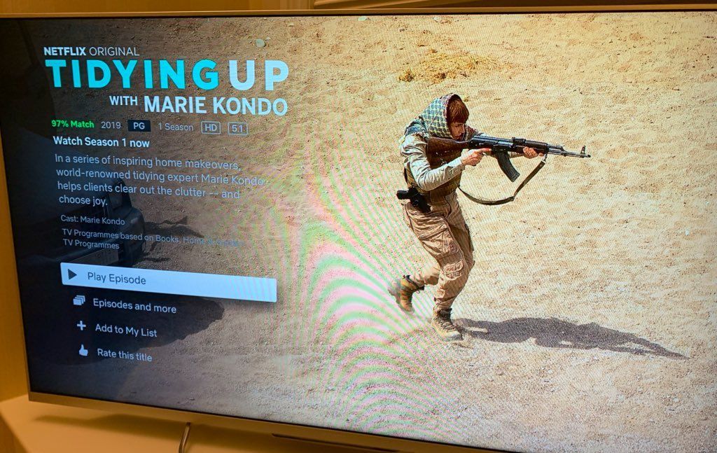 Netflix nejauši izmanto nepareizu 'Marie Kondo' attēlu, un čivināt nevar pārtraukt smieties