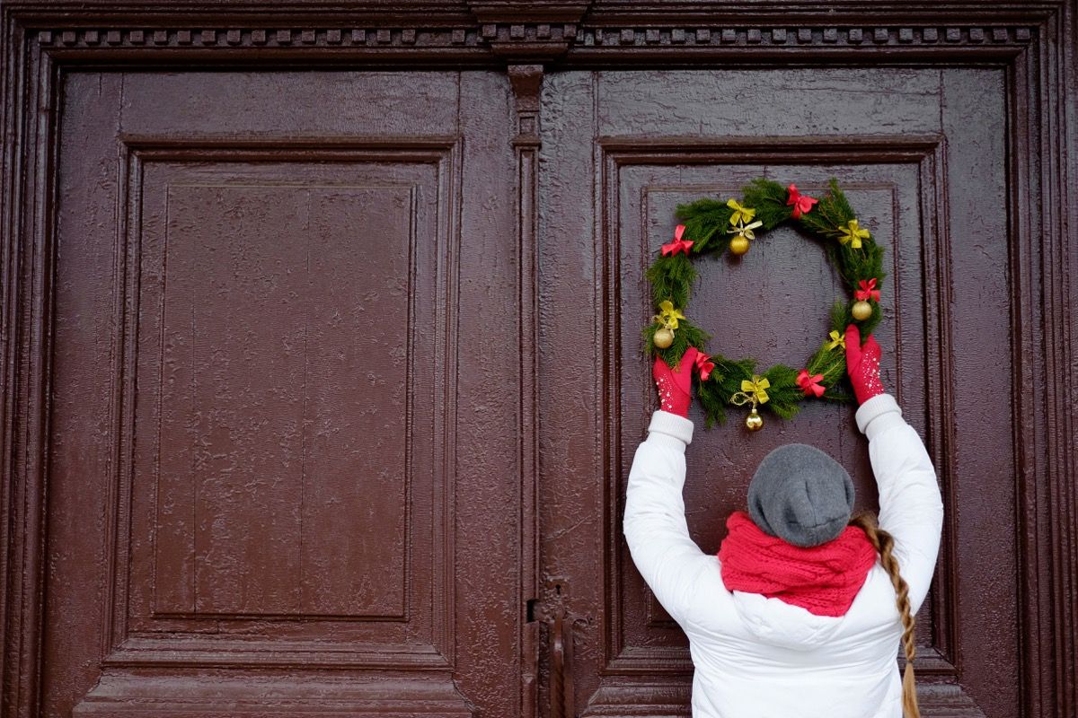 Tại sao chúng ta treo vòng hoa vào dịp Giáng sinh? Lịch sử của Truyền thống