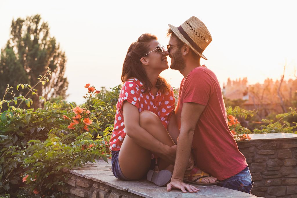ungt par i kjærlighet kyssing omfavner fakta om kjærlighet