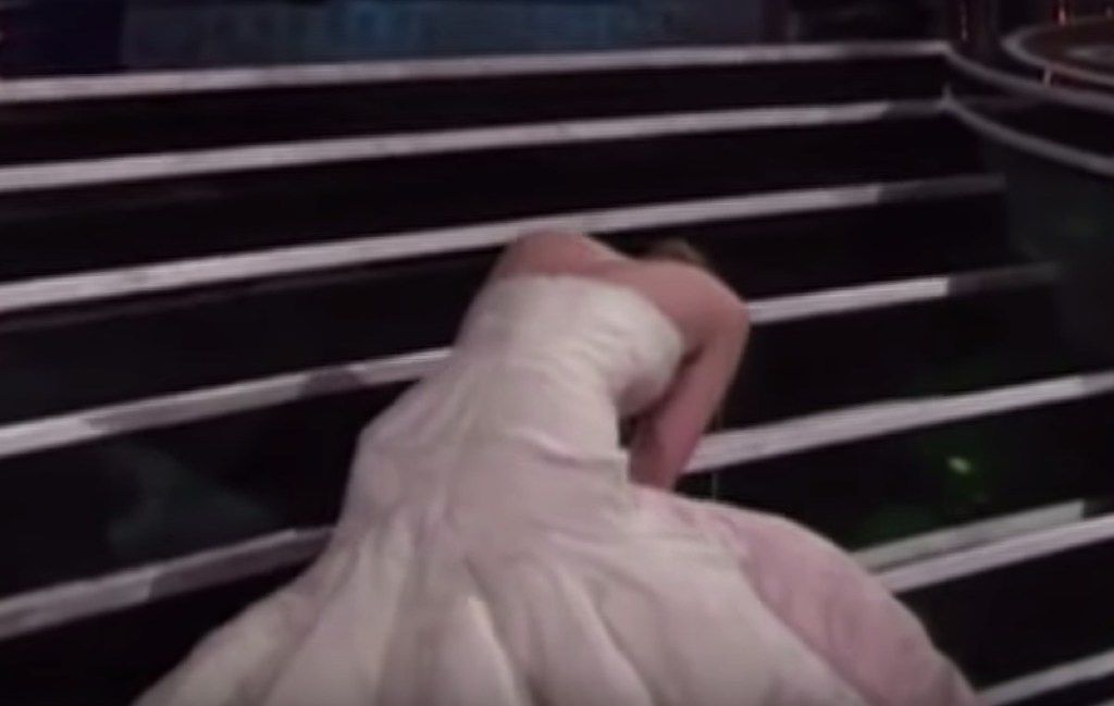 Jennifer Lawrence baja las escaleras