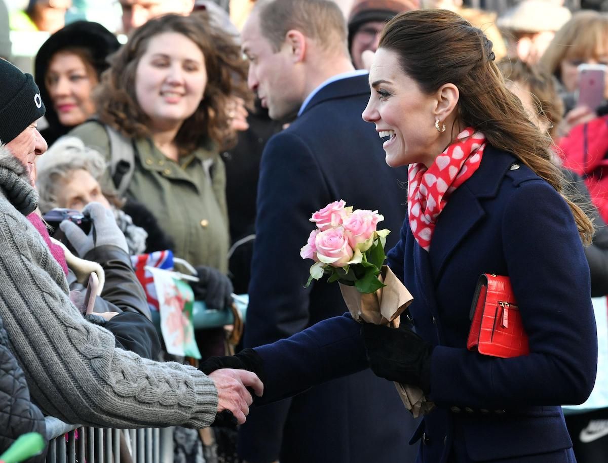 Kate Middleton, hertogin van Cambridge, spreekt tot mensen in de menigte terwijl ze het RNLI Mumbles Lifeboat Station verlaat, nabij Swansea in Zuid-Wales, Groot-Brittannië, 4 februari 2020.