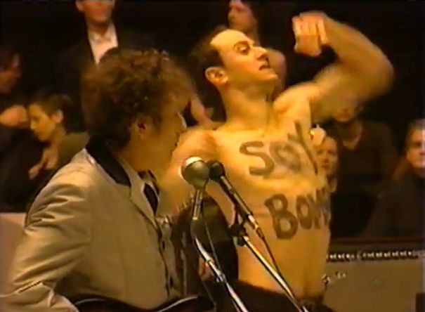 Bob Dylan actuando junto a Soy Bomb Danncer en los Grammy
