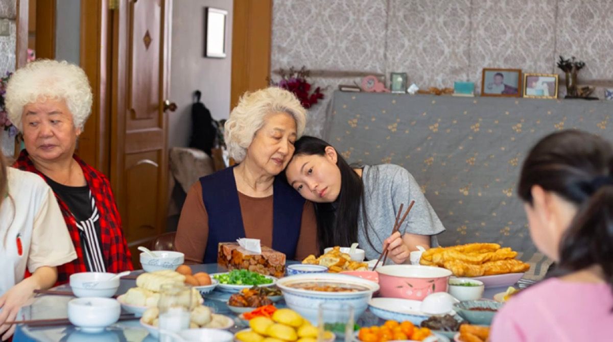 Shuzhen Zhao และ Awkwafina ใน The Farewell