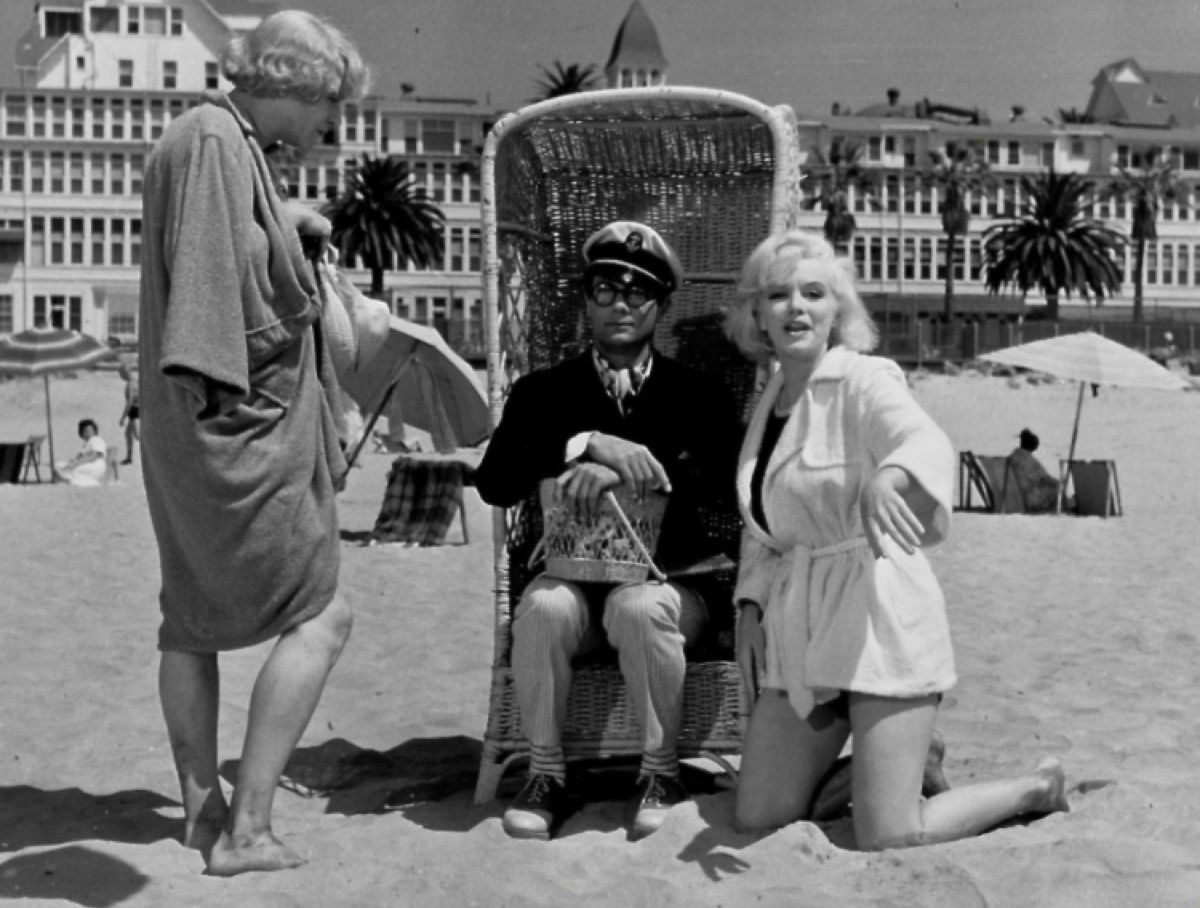 Jack Lemmon, Tony Curtis และ Marilyn Monroe ในเรื่อง Some Like It Hot