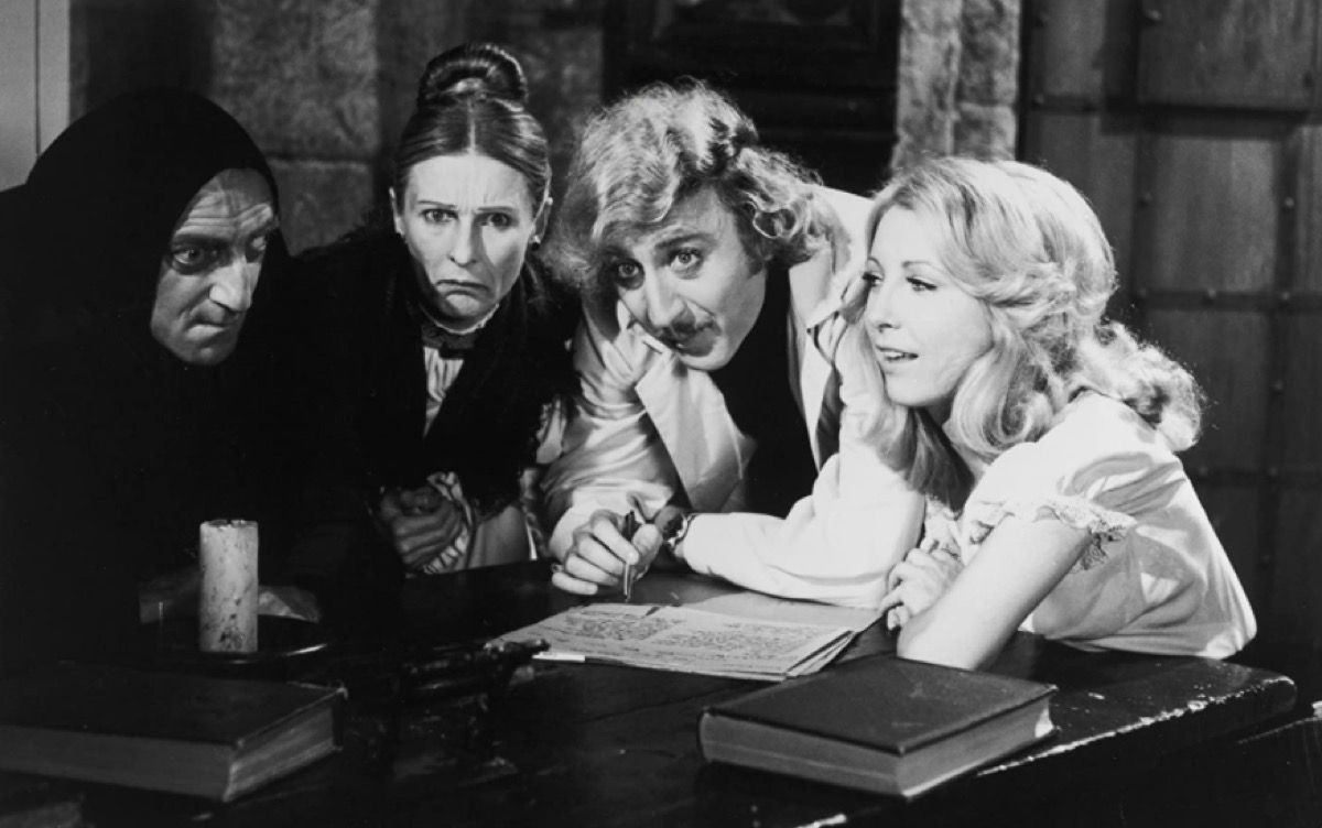 Marty Feldman, Cloris Leachman, Gene Wilder ja Teri Garr elokuvassa Young Frankenstein