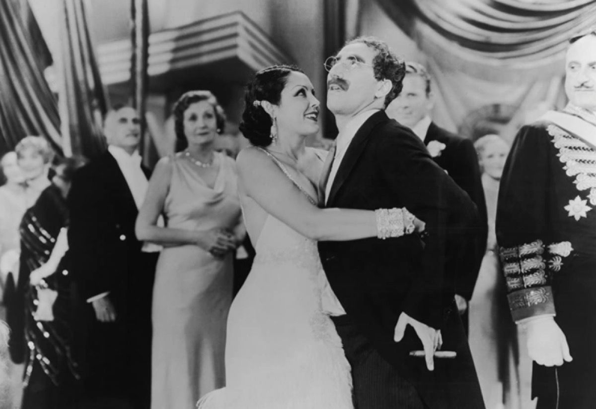 Raquel Torres y Groucho Marx en Sopa de pato