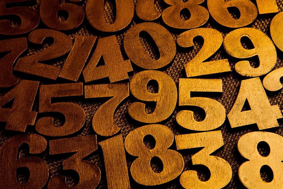 un montón de números, número en la mesa, nombres de calles más comunes