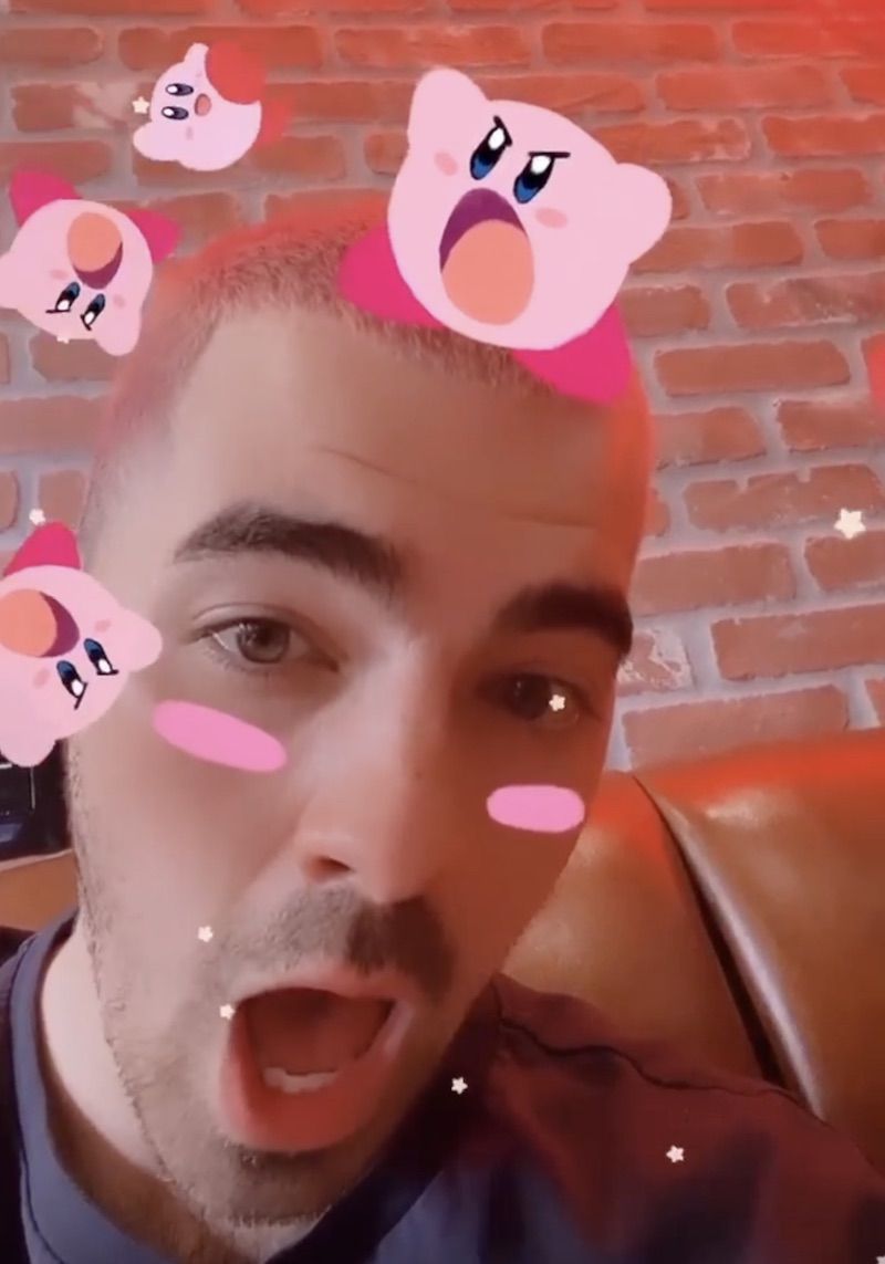 Joe Jonas med pink hår og pokemon filter
