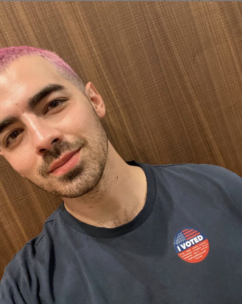 joe jonas mostra cabelo rosa e eu votei em adesivo