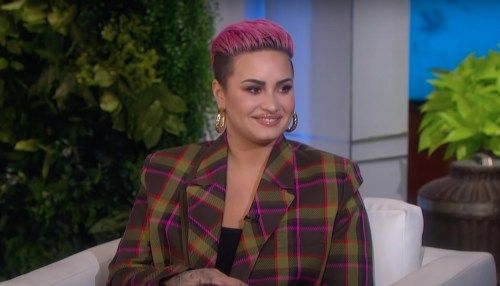 Demi Lovato selittää emotionaalisen syyn, miksi hän leikkasi hiuksensa