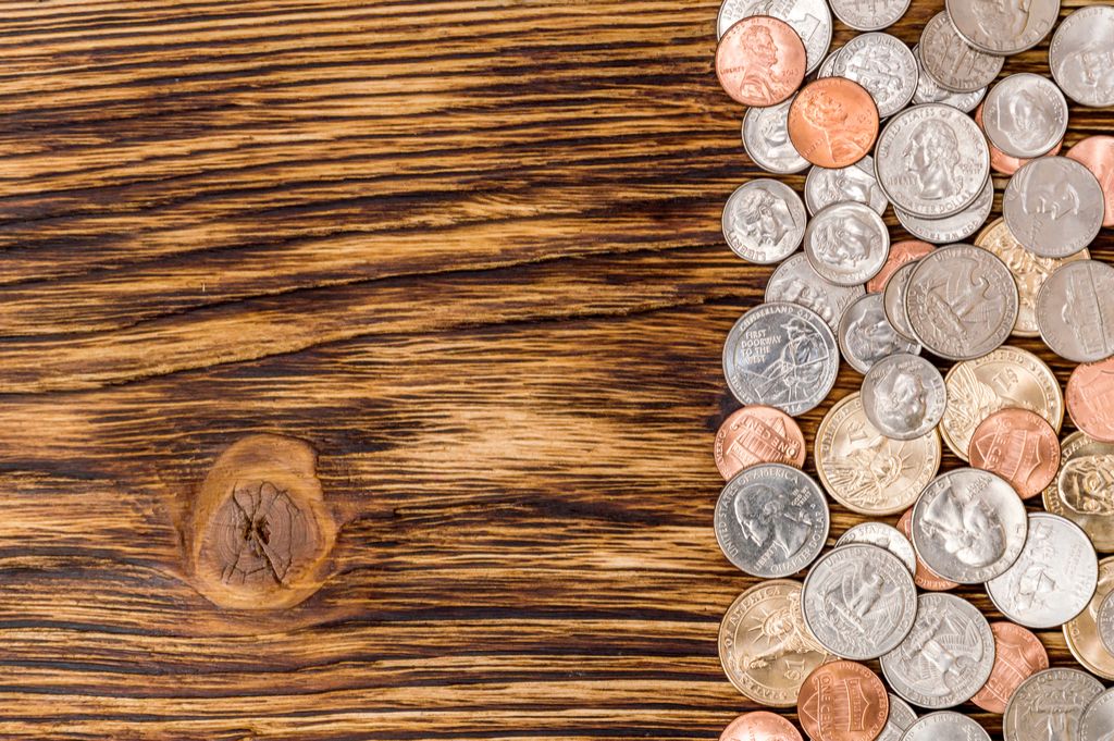 מטבעות על עובדות כסף על השולחן