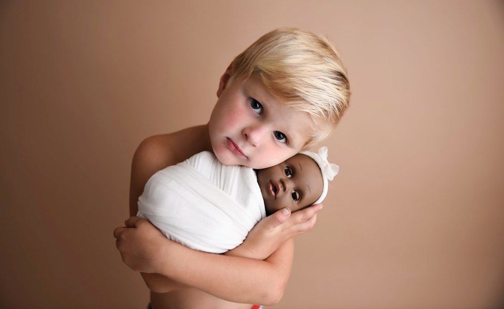 การถ่ายภาพของเด็กชายตัวเล็ก ๆ กับตุ๊กตาทารกของเขาน่ารักเกินไปสำหรับคำพูด