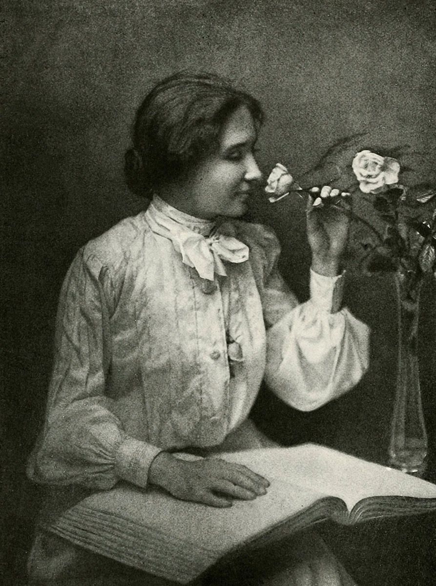 Helen Killer s knihou a vázou s květinami