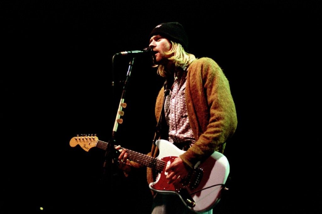 Kurt Cobain předvádění