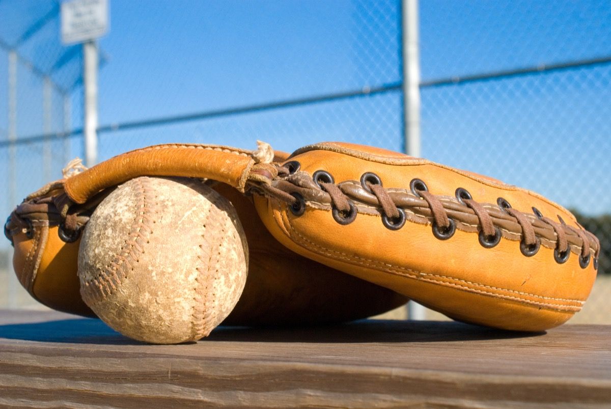 sarung tangan bisbol dengan bola