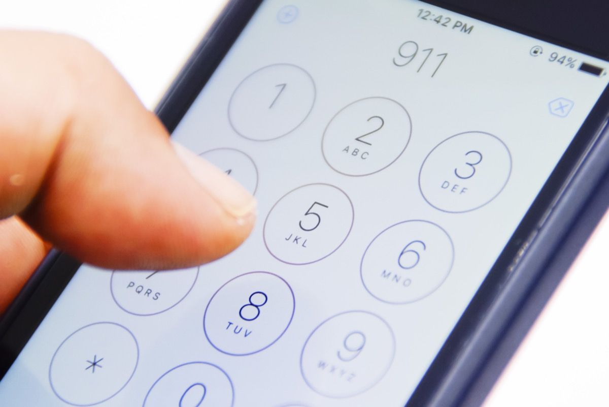 Набиране с пръст 911 на смартфон