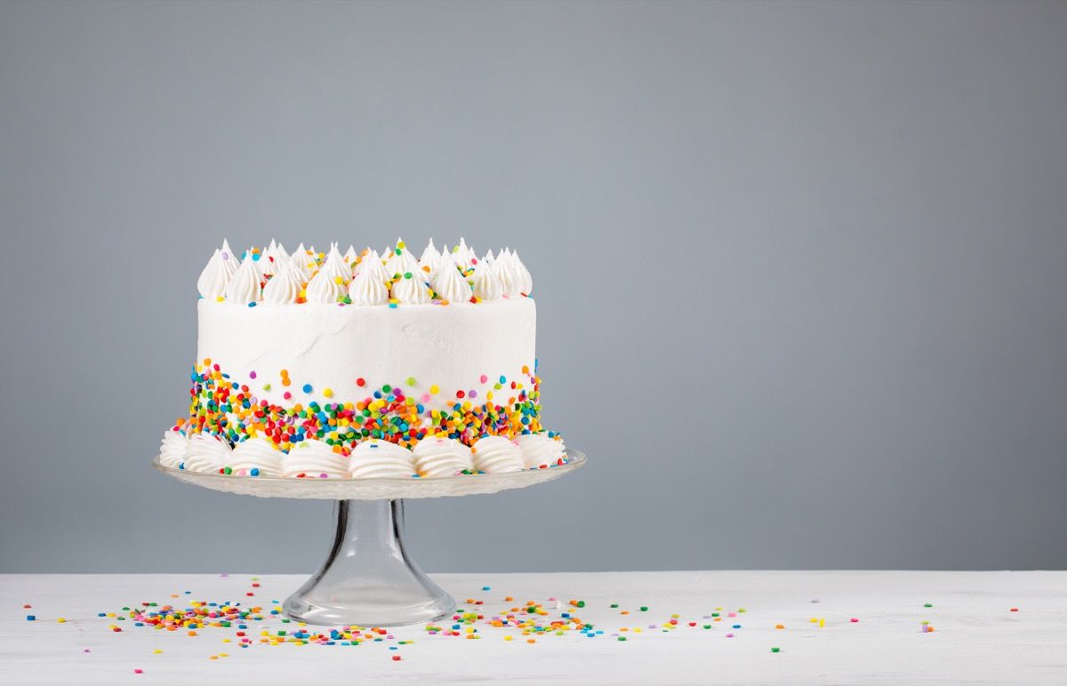 एक थाली पर जन्मदिन का केक