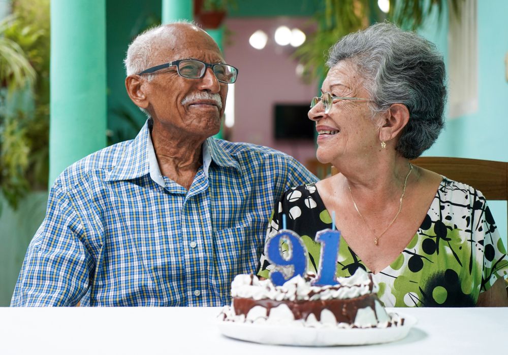 vyresnis vyras ir moteris, švenčiantys 91-ąjį gimtadienį
