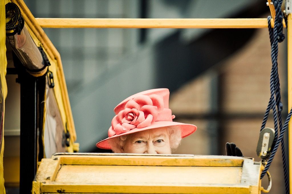 königliche Corgis Königin Elizabeth in einem Auto