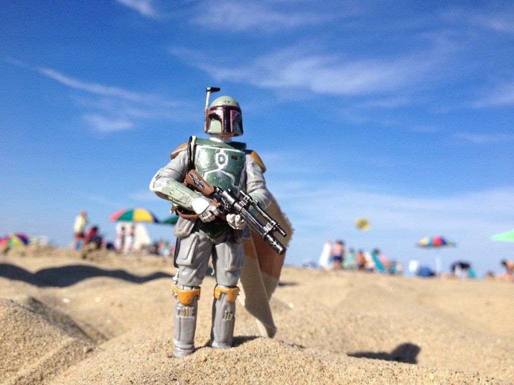 AVON, NEW JERSEY: 15. AUGUST 2013: Star Wars-Figur von Boba Fett an einem Strand. - Bild