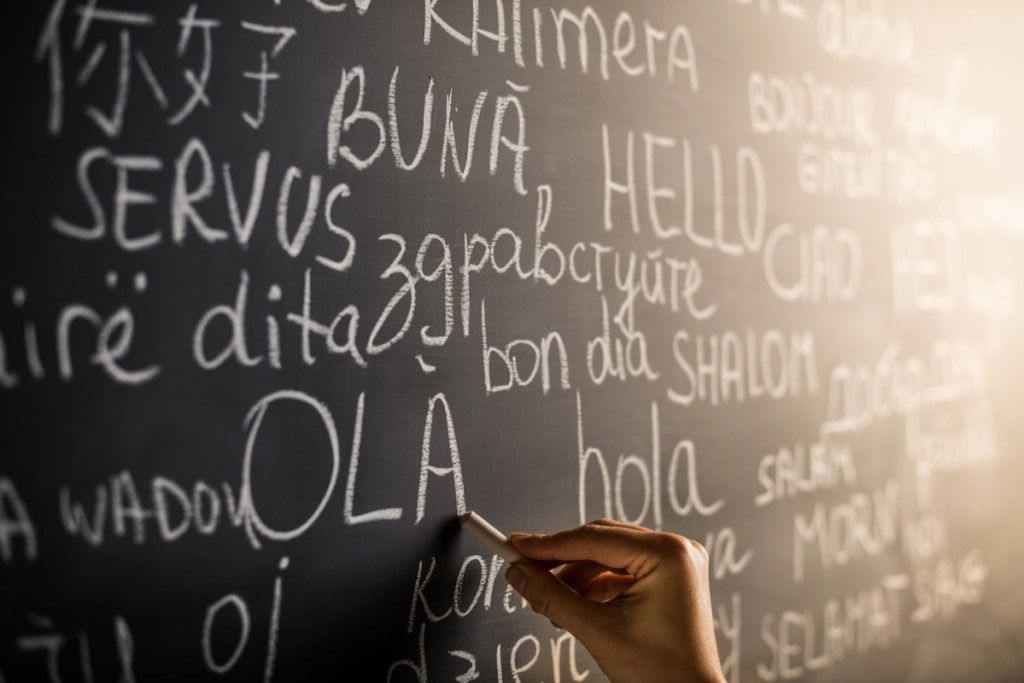 Hallo in vielen Sprachen mit Kreide an die Tafel geschrieben