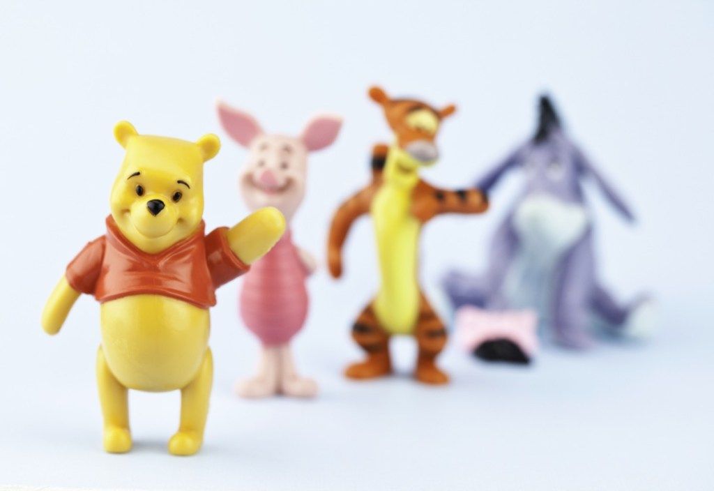 서퍽, 버지니아, 미국-2011 년 4 월 30 일 : 허구의 만화 캐릭터 Winnie the Pooh, Piglet, Tigger 및 Eeyore의 가로 스튜디오 샷. 여기 Winnie the Pooh는 전경에 서서 이미지의 초점이며 다른 캐릭터는 배경에서 초점이 흐려집니다.