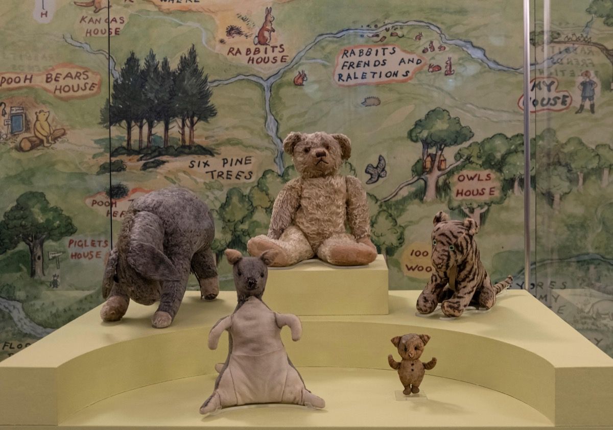 Original Winnie the Pooh Kuscheltiere in der Bibliothek ausgestellt